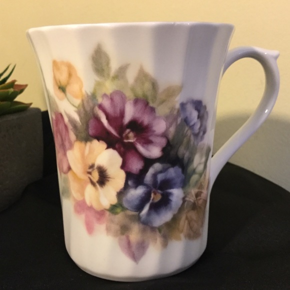 Vintage Royal Stuart Fine Bone China Cups - Picture 3 of 5